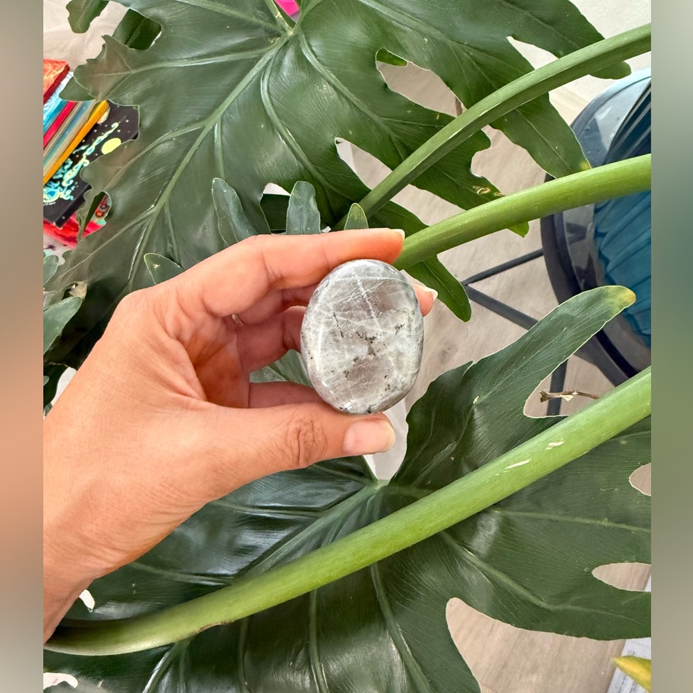 Labradorite Palmstone - Picture 3 of 4